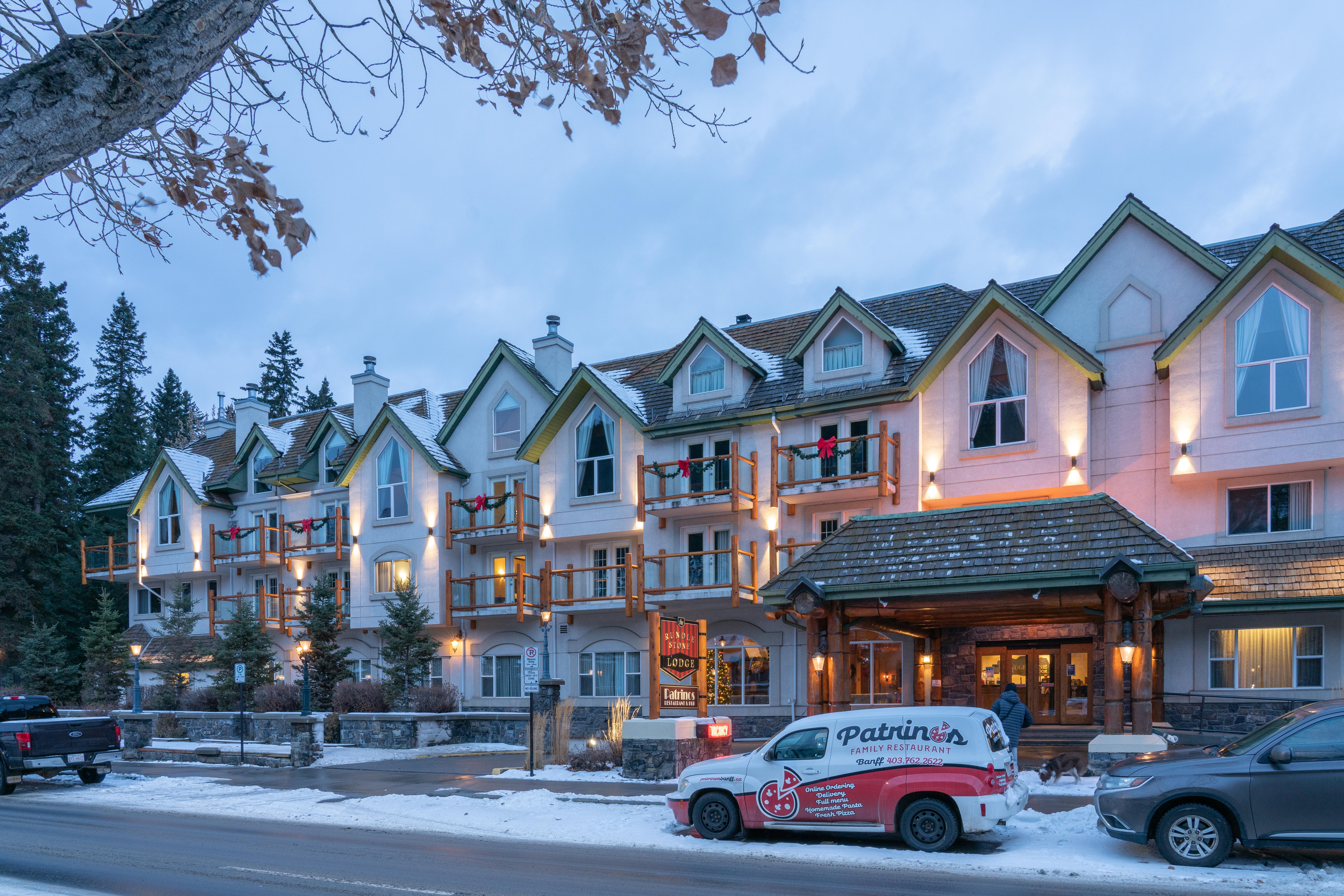 The Rundlestone Lodge Banff Bagian luar foto