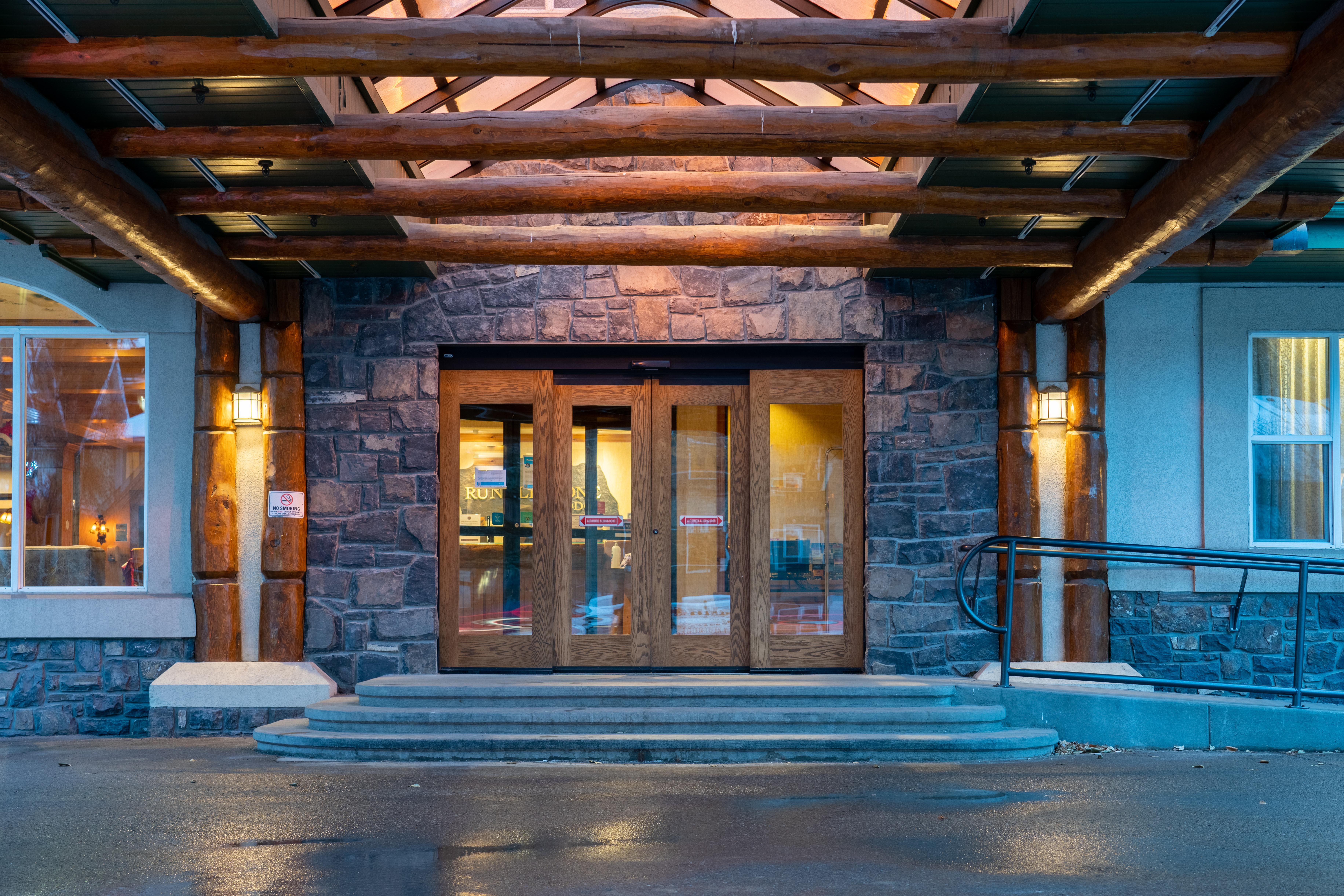 The Rundlestone Lodge Banff Bagian luar foto