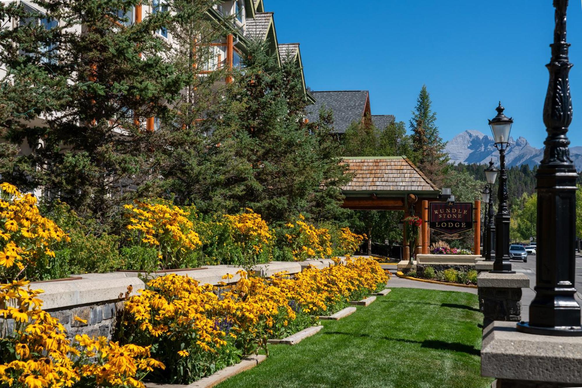 The Rundlestone Lodge Banff Bagian luar foto